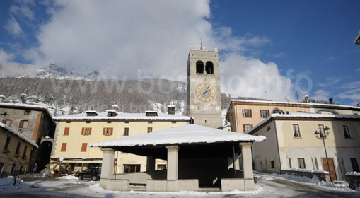 Piazza del Kuerc a Bormio innevata