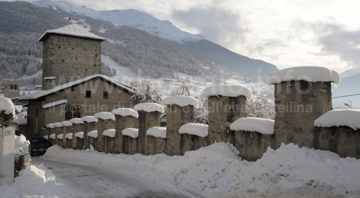 Le mura innevate del Castello di Bormio