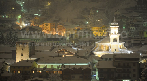Veduta notturna del centro storico di Bormio sotto la neve