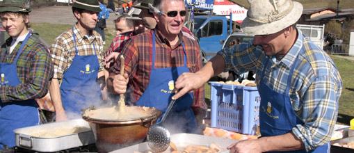 Cucina all'aperto nel corso delle manifestazioni tradizionali delle Bormiadi